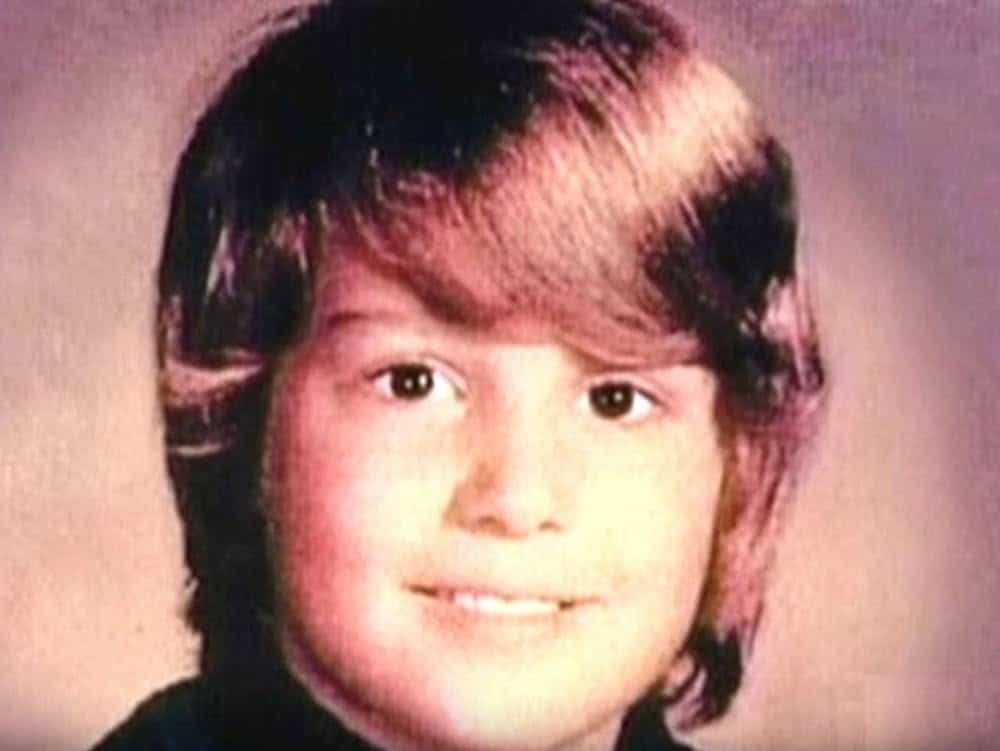 contioutra.com - Ele teve uma inf&acirc;ncia horrorosa e agia como gente grande aos 11. Apesar dos p&eacute;ssimos pais, chegou ao estrelato em Hollywood e foi eleito o homem mais atraente do mundo