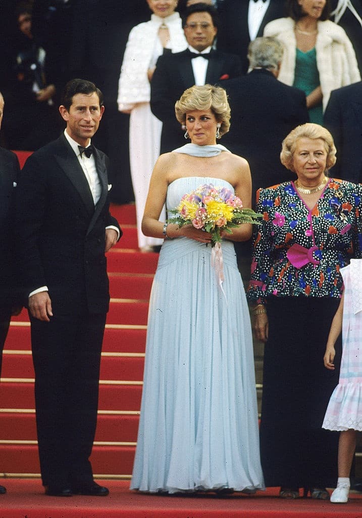 contioutra.com - Por tr&aacute;s do vestido: a silenciosa despedida de Diana &agrave; mulher que compreendeu sua dor