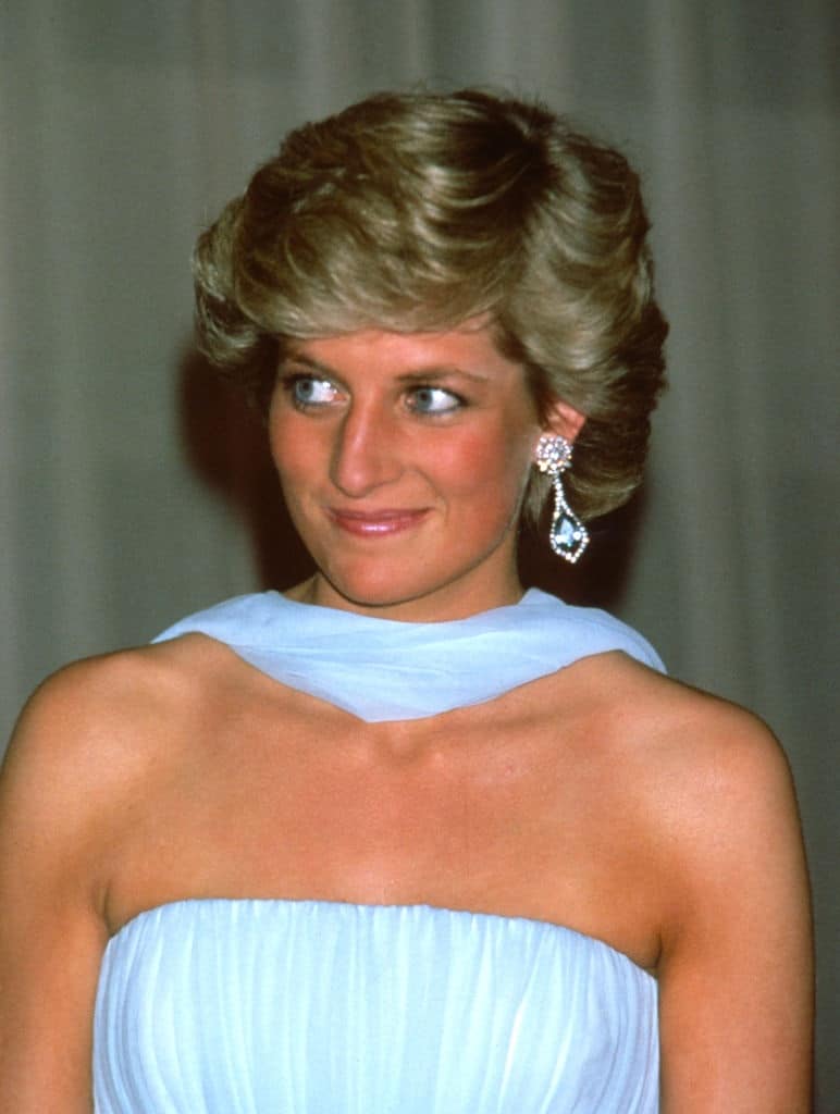 contioutra.com - Por tr&aacute;s do vestido: a silenciosa despedida de Diana &agrave; mulher que compreendeu sua dor