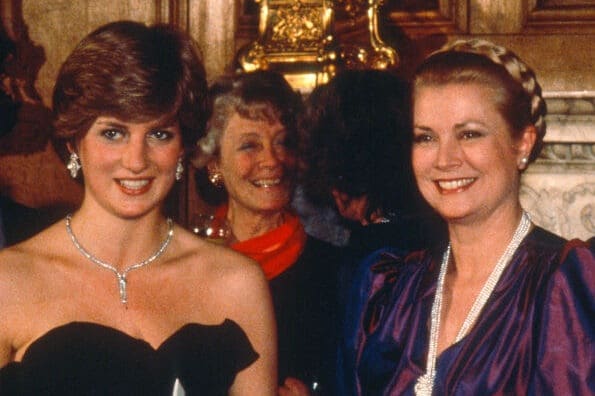contioutra.com - Por tr&aacute;s do vestido: a silenciosa despedida de Diana &agrave; mulher que compreendeu sua dor