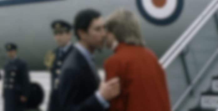 Diana chorou ao se despedir de Charles, mas só anos depois explicou o que tinha acontecido antes
