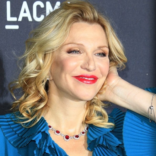 O pai tentou apagá-la quando tinha apenas 4 anos. Trabalhou como dançarina de boate antes de ser deportada, mas hoje é uma grande estrela de Hollywood contioutra.com - O pai tentou apagá-la quando tinha apenas 4 anos. Trabalhou como dançarina de boate antes de ser deportada, mas hoje é uma grande estrela de Hollywood