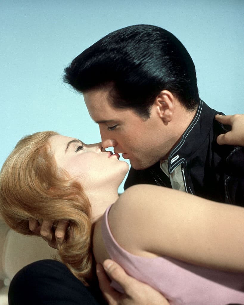 contioutra.com - Elvis parece impec&aacute;vel em Viva Las Vegas, at&eacute; esses erros de grava&ccedil;&atilde;o come&ccedil;arem a aparecer