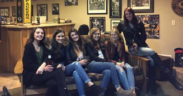 Esta foto de 6 garotas com apenas 5 pares de pernas está deixando todo mundo intrigado