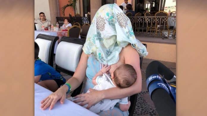 Pedem que mãe se cubra ao amamentar, mas a forma como ela reage muda toda a cena