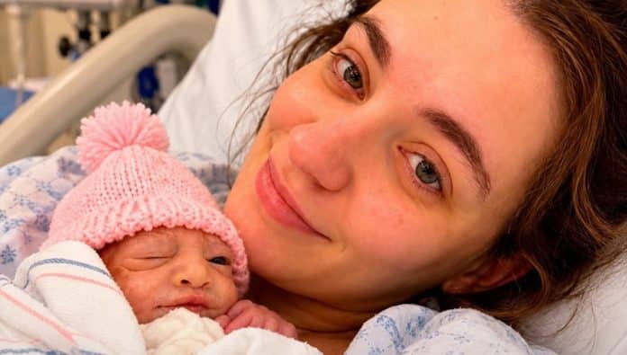 Mesmo sabendo que a filha não sobreviveria, Emma levou a gravidez adiante: Hope viveu apenas 74 minutos mas salvou a vida de dezenas de bebês