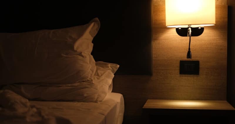 contioutra.com - O motivo pelo qual pessoas experientes deixam a luz do banheiro acesa &agrave; noite nos hot&eacute;is