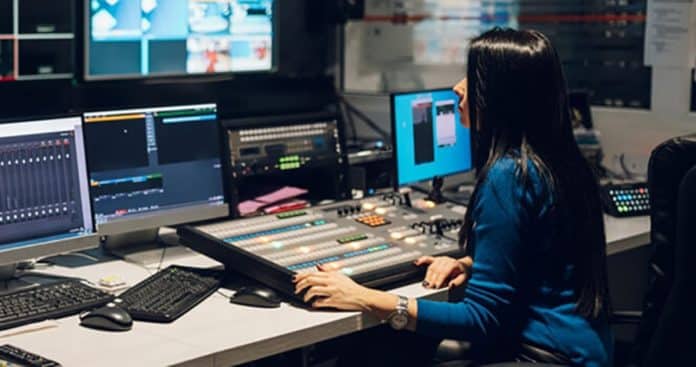 Apresentadoras apareceram sem sutiã na TV, mas a justificativa do canal chamou ainda mais atenção