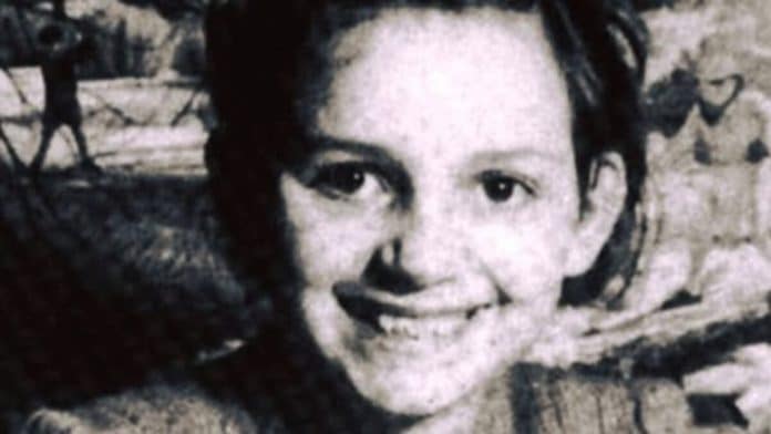 A menina sorridente desta foto se tornou uma das mulheres mais diabólicas da história
