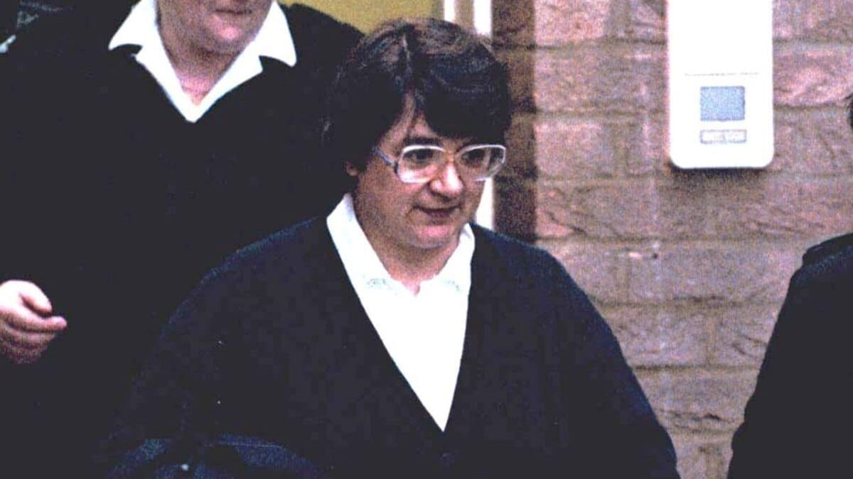 contioutra.com - A menina sorridente desta foto se tornou uma das mulheres mais diab&oacute;licas da hist&oacute;ria