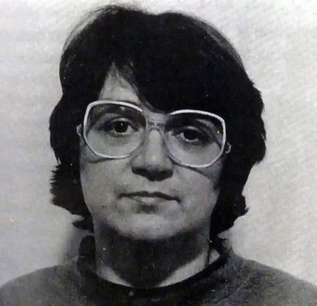 contioutra.com - A menina sorridente desta foto se tornou uma das mulheres mais diab&oacute;licas da hist&oacute;ria