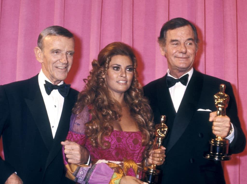 contioutra.com - Uma das fotos mais marcantes de Elizabeth Taylor no Oscar guarda uma curiosidade de milh&otilde;es