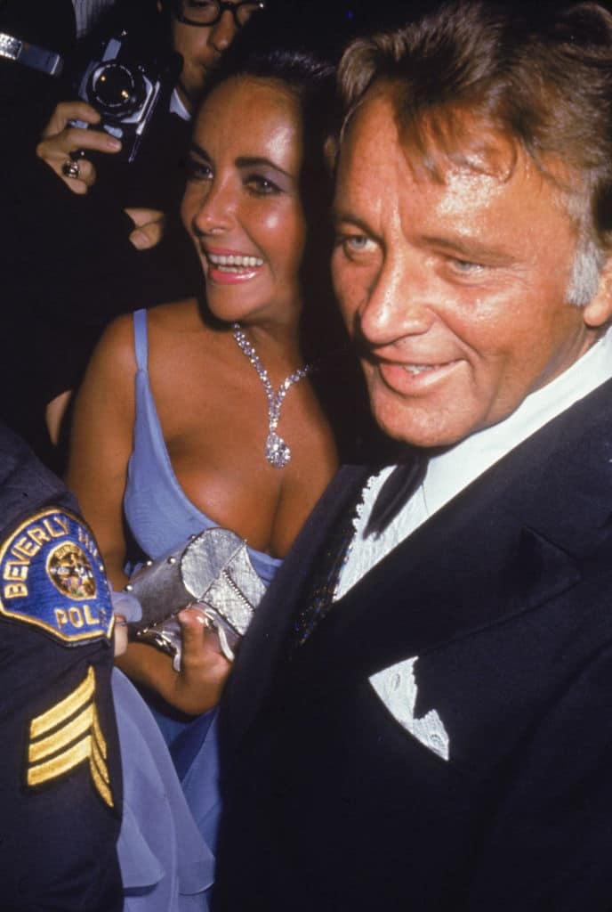contioutra.com - Uma das fotos mais marcantes de Elizabeth Taylor no Oscar guarda uma curiosidade de milh&otilde;es
