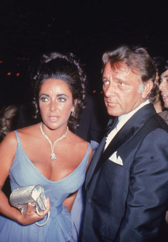 contioutra.com - Uma das fotos mais marcantes de Elizabeth Taylor no Oscar guarda uma curiosidade de milh&otilde;es