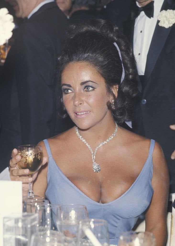 contioutra.com - Uma das fotos mais marcantes de Elizabeth Taylor no Oscar guarda uma curiosidade de milh&otilde;es