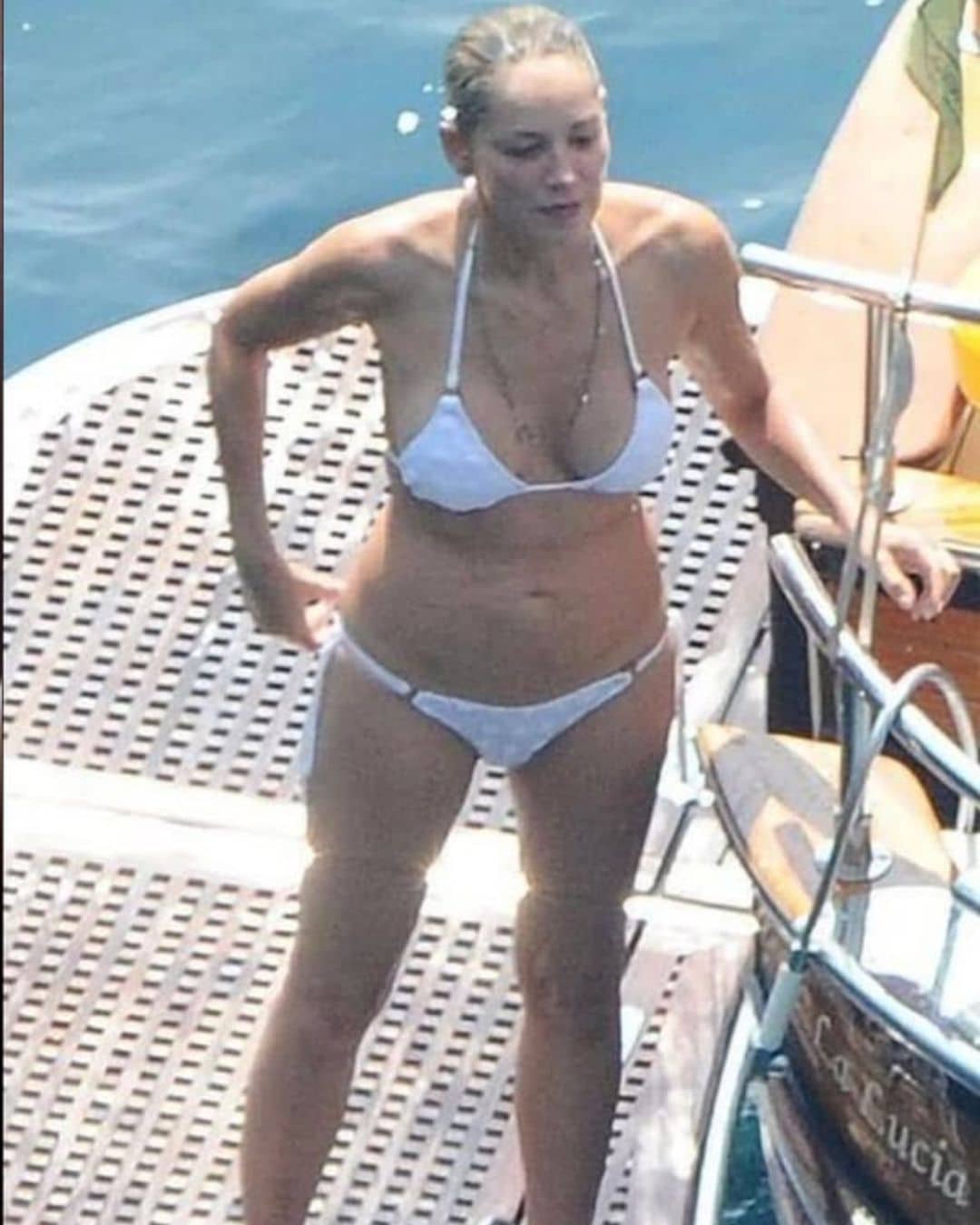 contioutra.com - Atriz consagrada aparece de biqu&iacute;ni aos 66 anos, mas n&atilde;o &eacute; s&oacute; ela que chama aten&ccedil;&atilde;o na foto