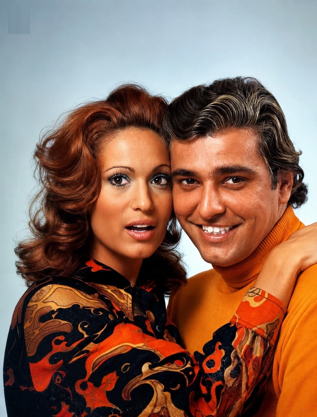 contioutra.com - Essa foto ic&ocirc;nica tirada h&aacute; mais de 50 anos re&uacute;ne duas estrelas da TV brasileira. Reconhece quem s&atilde;o?