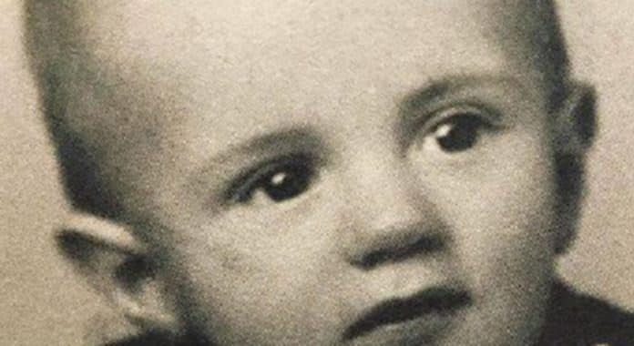 Este menino foi um filho não desejado, e seu casaco salvou sua vida: hoje, ele é um ícone de Hollywood.