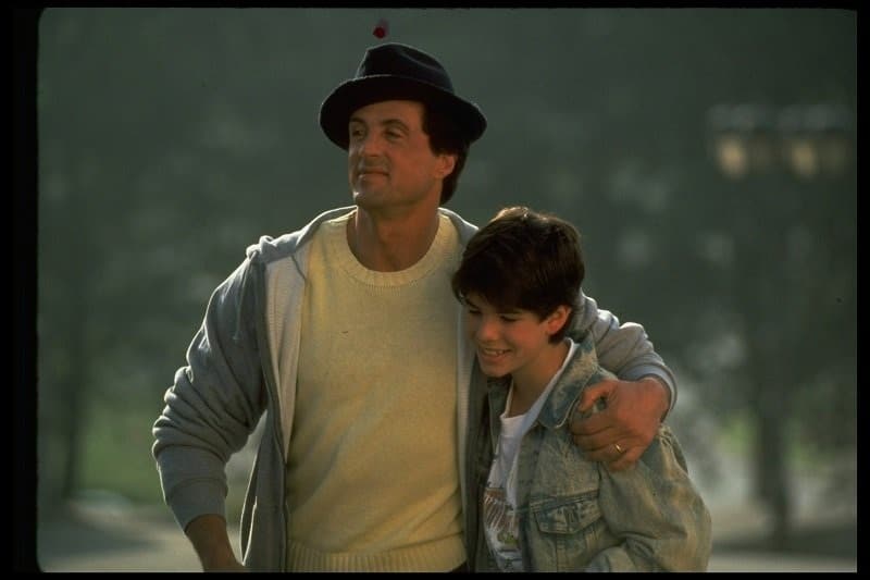 contioutra.com - Este menino foi um filho n&atilde;o desejado, e seu casaco salvou sua vida: hoje, ele &eacute; um &iacute;cone de Hollywood.