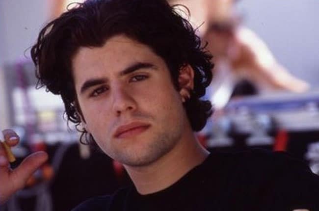 contioutra.com - Este menino foi um filho n&atilde;o desejado, e seu casaco salvou sua vida: hoje, ele &eacute; um &iacute;cone de Hollywood.