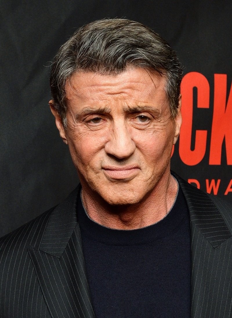 contioutra.com - Este menino foi um filho n&atilde;o desejado, e seu casaco salvou sua vida: hoje, ele &eacute; um &iacute;cone de Hollywood.