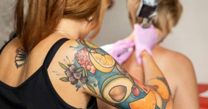 Avó cobriu o corpo de tatuagens, mas as fotos de antes revelam uma mudança difícil de ignorar