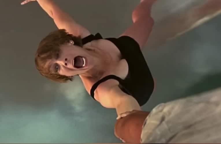 contioutra.com - Uma cena sensual virou um dos momentos mais famosos do cl&aacute;ssico com Jamie Lee Curtis, e por um detalhe fora do esperado