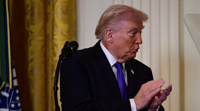 Casa Branca dá uma explicação surpreendente após crostas no pescoço de Trump alimentarem especulações sobre sua saúde