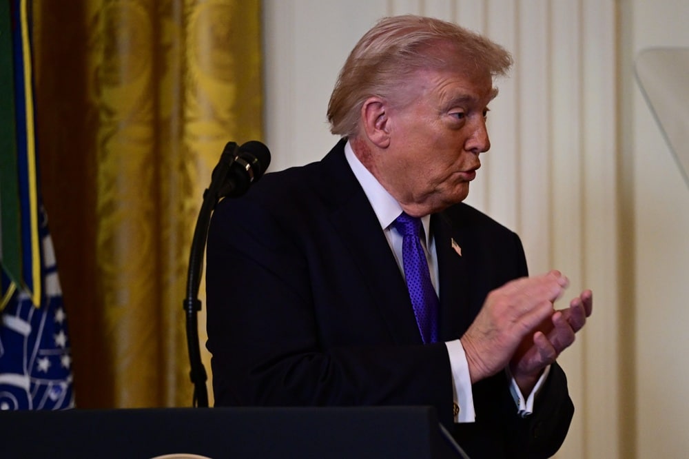 contioutra.com - Casa Branca d&aacute; uma explica&ccedil;&atilde;o surpreendente ap&oacute;s crostas no pesco&ccedil;o de Trump alimentarem especula&ccedil;&otilde;es sobre sua sa&uacute;de