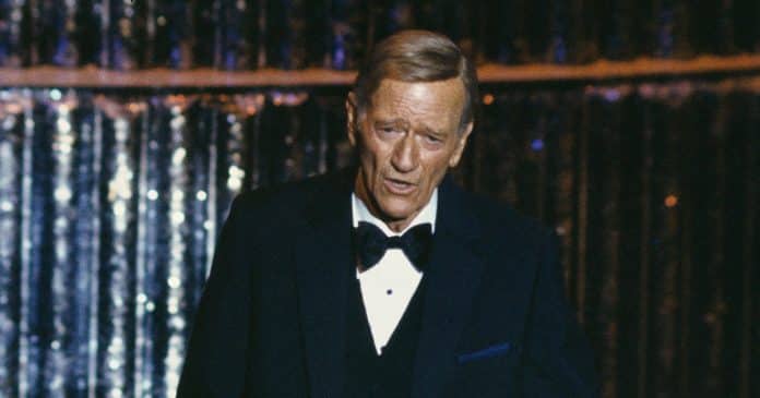 Em 1979, John Wayne foi ao Oscar já sabendo do câncer no estômago: Quando pararam de bater palmas, suas palavras calaram todos os cínicos de Hollywood