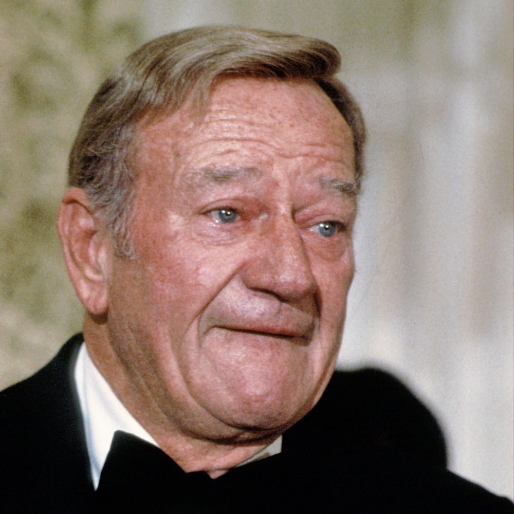 contioutra.com - Em 1979, John Wayne foi ao Oscar j&aacute; sabendo do c&acirc;ncer no est&ocirc;mago: Quando pararam de bater palmas, suas palavras calaram todos os c&iacute;nicos de Hollywood