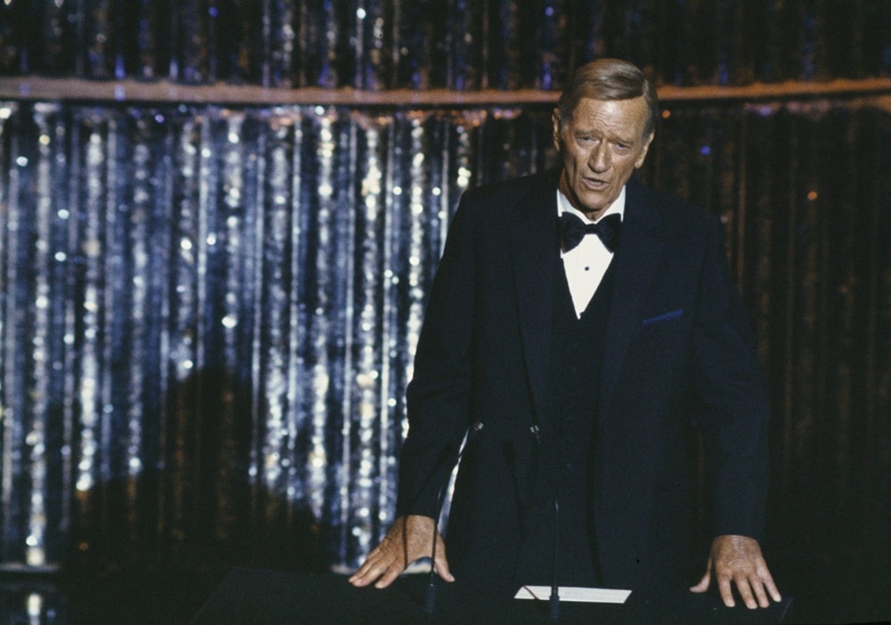 contioutra.com - Em 1979, John Wayne foi ao Oscar j&aacute; sabendo do c&acirc;ncer no est&ocirc;mago: Quando pararam de bater palmas, suas palavras calaram todos os c&iacute;nicos de Hollywood