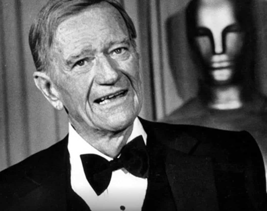 contioutra.com - Em 1979, John Wayne foi ao Oscar j&aacute; sabendo do c&acirc;ncer no est&ocirc;mago: Quando pararam de bater palmas, suas palavras calaram todos os c&iacute;nicos de Hollywood