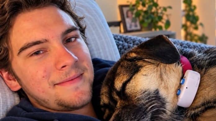 Os sintomas pareciam de gripe, até que o pai ouviu algo muito estranho na voz do filho de 21 anos